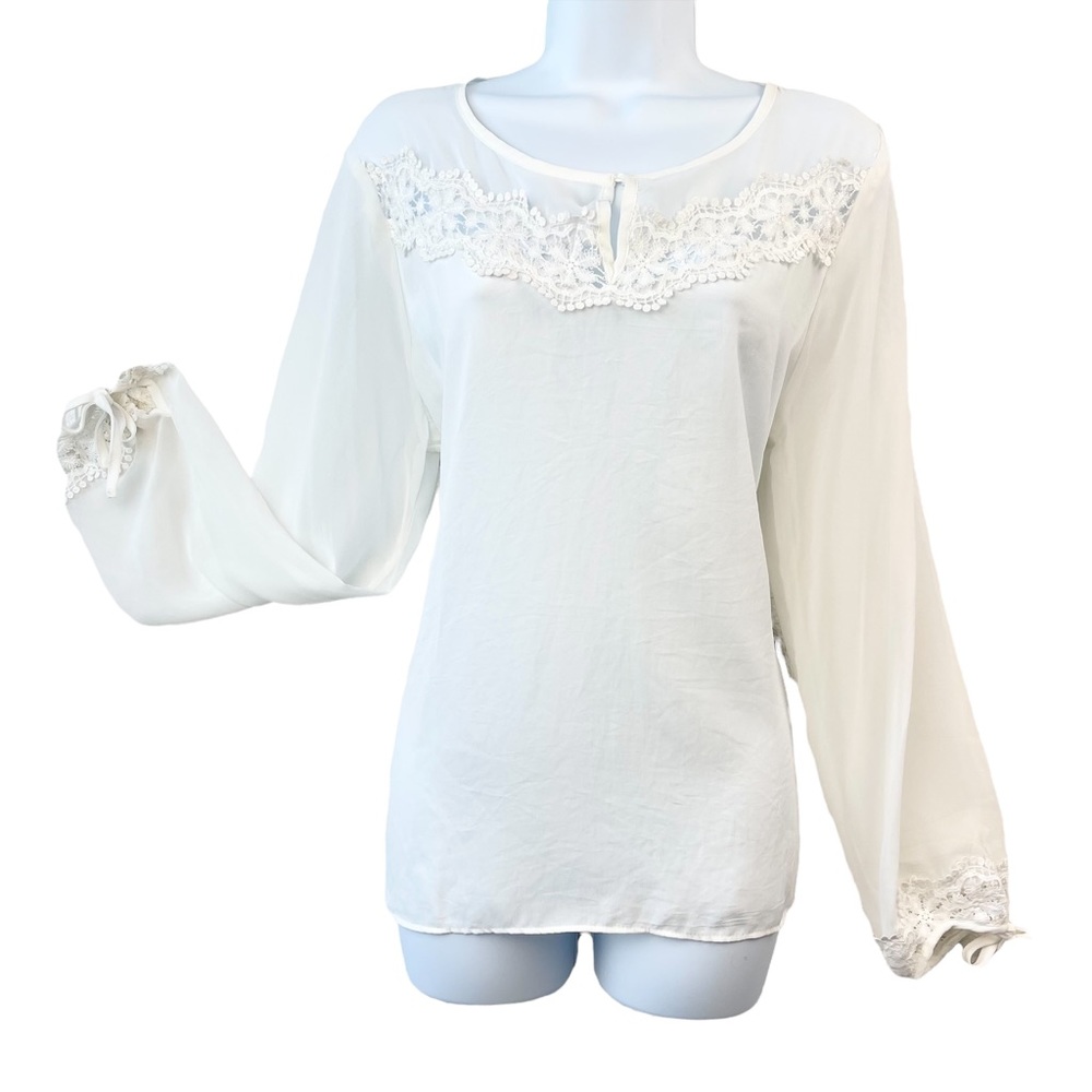 NWT it’s Me Long Sleeves Soft White Lace Size L